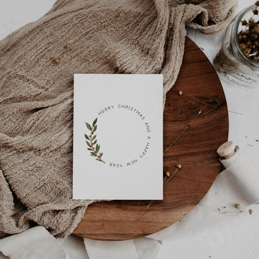Postkarte "Merry Christmas" mit Kranz Illustration von Tilda & Theo im A6 Format. Auf hochwertiges Naturpapier gedruckt.