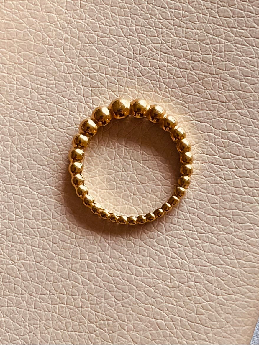 Edelstahl Ring in Gold mit Edelstahl Kugeln. Farbecht, läuft nicht an. 