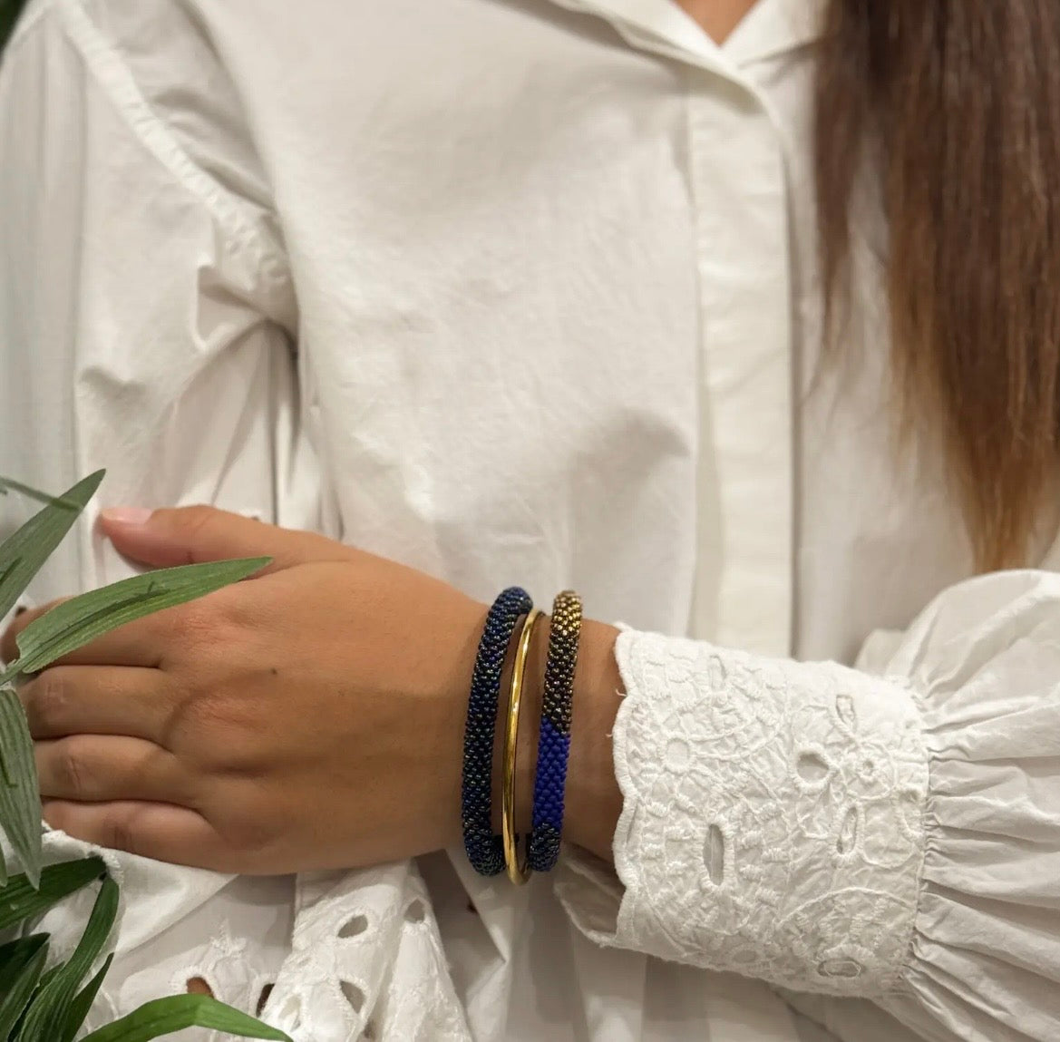 Glasperlenarmband der Maison KIZO Herbstkollektion 2026, kombinierbar mit weiteren Armbändern