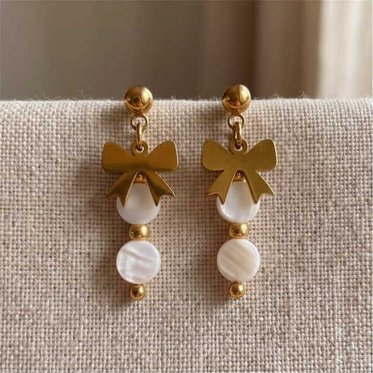 Zierliche Unikat-Ohrstecker mit Perlmuttscheiben, Goldperlchen und Edelstahl-Schleife – ideal zum Dirndl fürs Trachtenfest