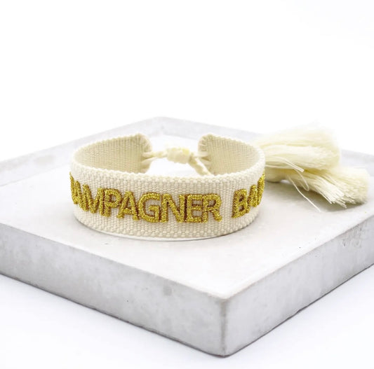 Statement Armband in weiß mit goldenem Schriftzug "Champagner Baby". Über Schiebeknoten verstellbar