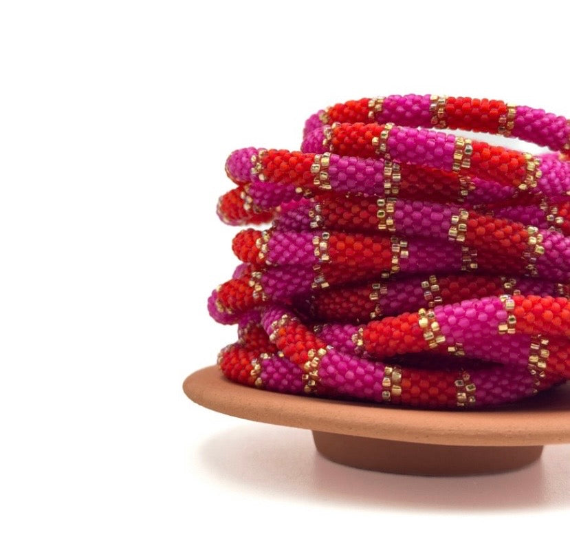 Handgefertigtes Gasperlen Armband aus Nepal mit Miyuki Perlen in rot, pink und Gold