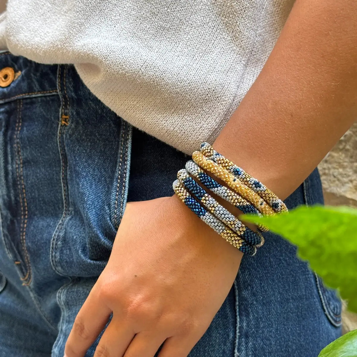Nahaufnahme des Glasperlenarmbands ohne Verschluss, kombinierbar mit Gold- und Silberschmuck