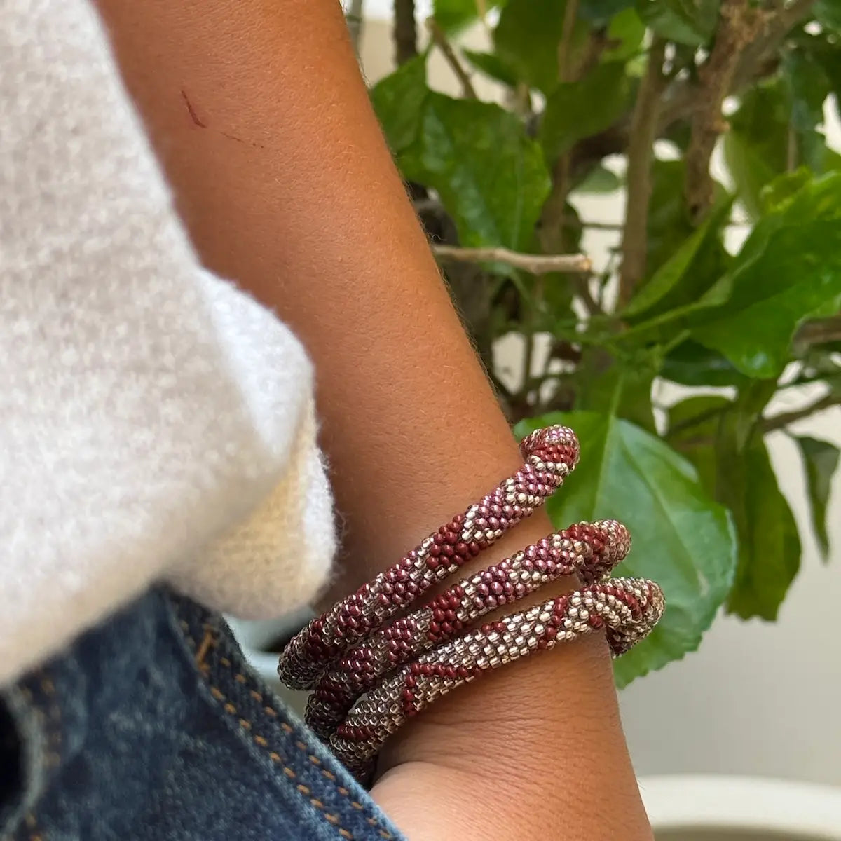 Handgefertigtes Perlenarmband aus Nepal mit Weinroten, Bordeauxfarbenen und silbernen Glasperlen