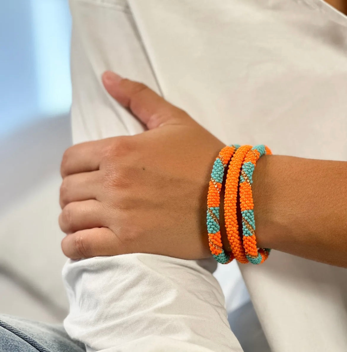  Glasperlenarmband mit orange, türkis und goldenen Miyuki Perlen. Fair Trade Handgefertigt in Nepal!