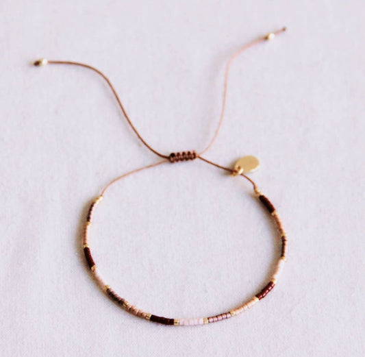 Zartes Miyuki Armband knalligen Farbtönen braun, beige, nude und Gold in Handarbeit gefertigt, mit Schiebeknoten und Edelstahl Elementen