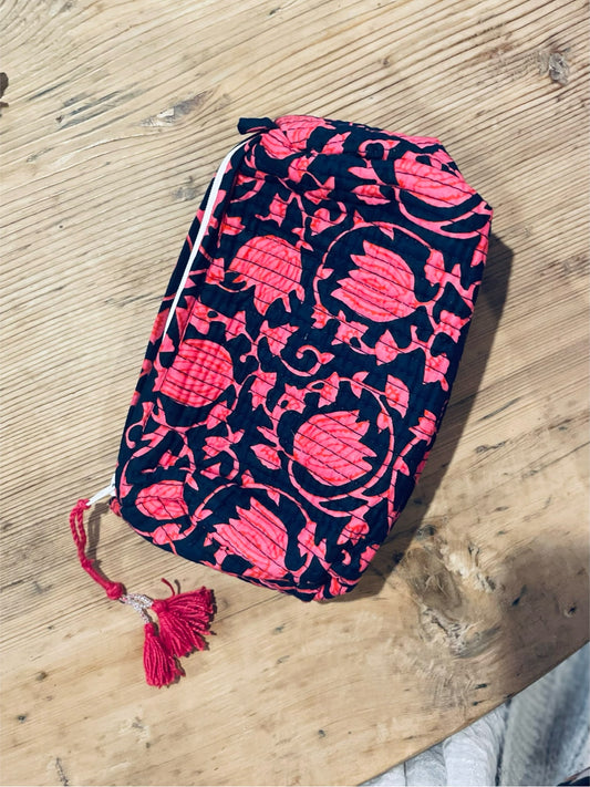 Praktische blaue Kulturtasche im Ripp-Design mit rosa/ roten Blumen. Innen mit einem wasserfesten Bezug und zwei kleinen Fächern!