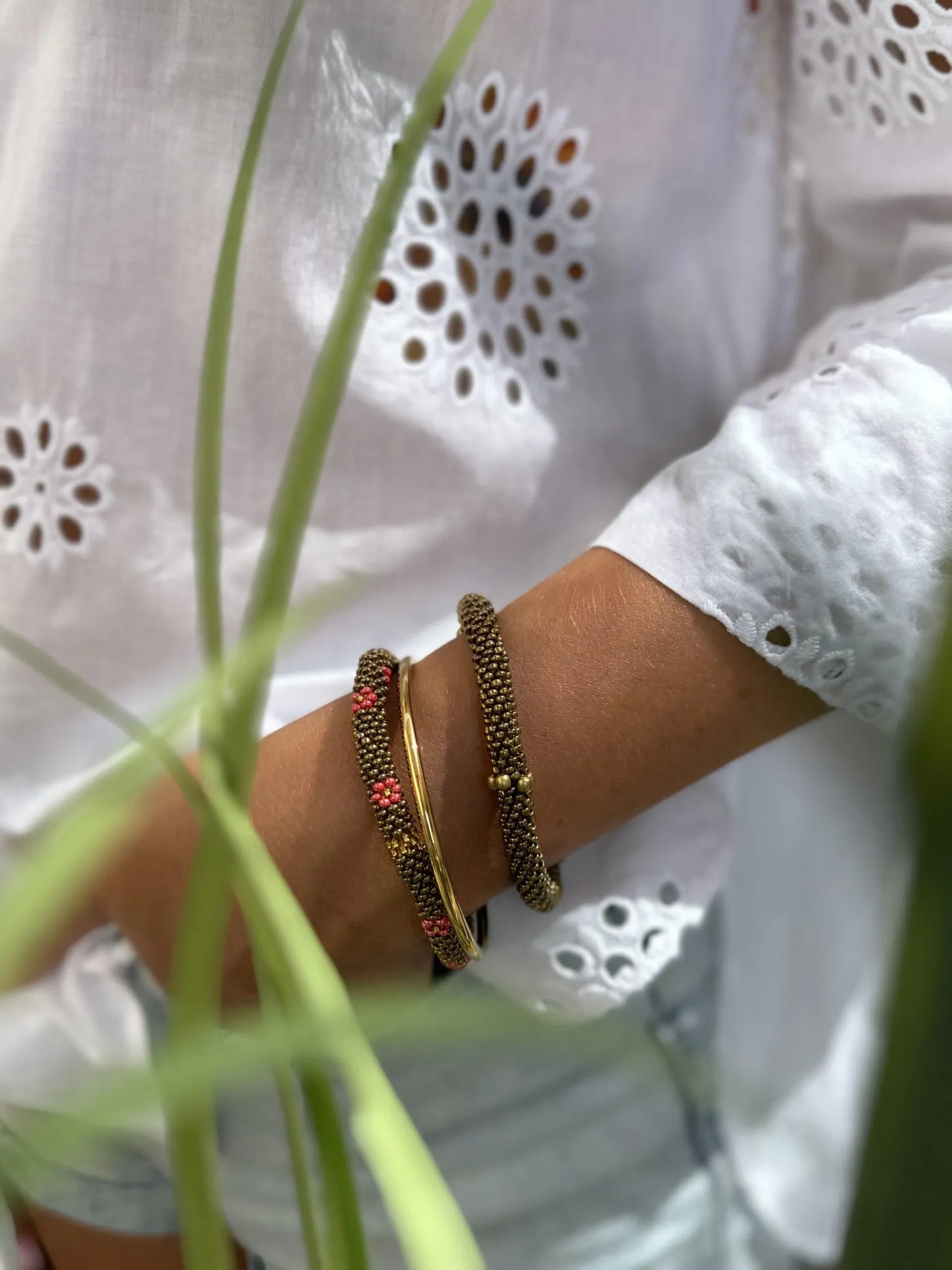 Glasperlen Armband von Maison Kizo hergestellt in Vietnam von erfahrenen Handwerkern. In der Farbe messing.