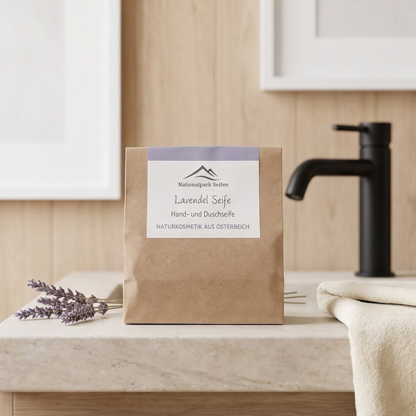 Naturseife Lavendel verpackt in einem nachhaltigen, wiederverwendbaren Papiertütchen