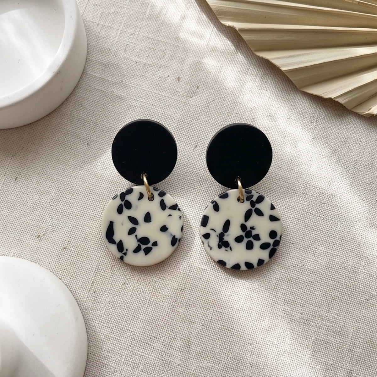 Leo Ohrringe mit Acetat-Anhänger und schwarzem Edelstahl-Stecker, 15 mm, auf hellem Hintergrund