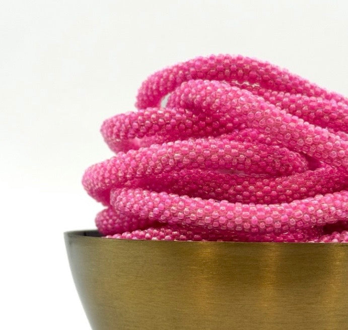 Handgefertigtes Gasperlen Armband aus Nepal mit Miyuki Perlen in knalligen pink.