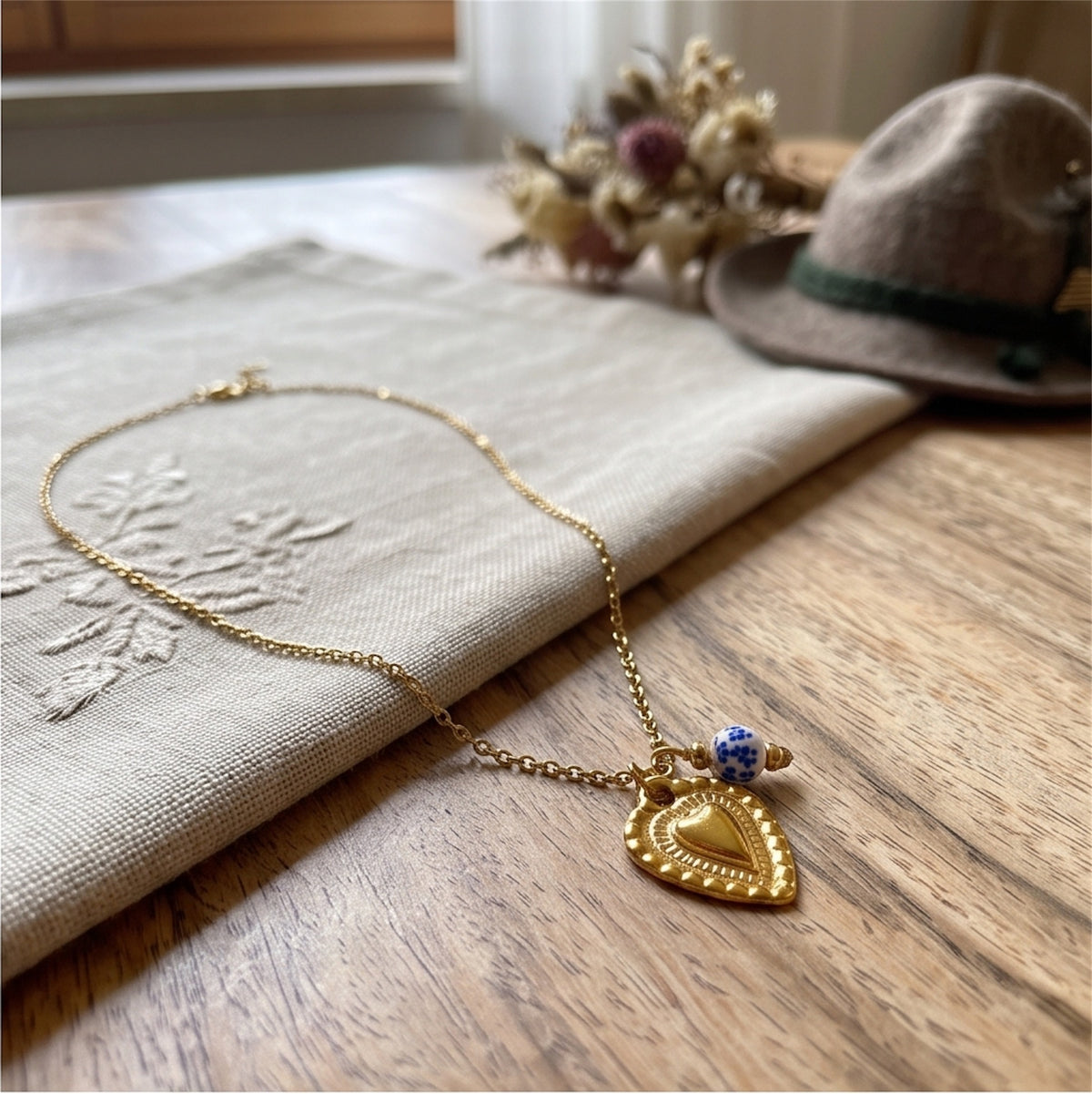 Feine Dirndlkette mit Trachtenherz & Blumenperle