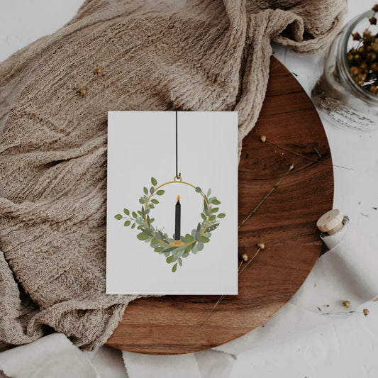 Postkarte Weihnachts- oder Wintergrüße mit Eukalyptuskranz Illustration von Tilda & Theo im A6 Format. Auf hochwertiges Naturpapier gedruckt.