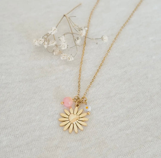 50cm lange Edekstahlkette mit goldenen Blumenanhänger und persischen Jadestein und Blümchen Perlenanhänger. 