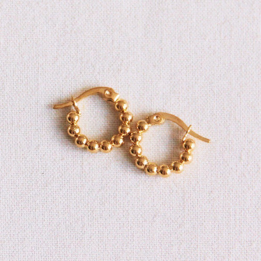 Goldene Mini Klick Creole mit aneinander gereihten Kügelchen. Aus Edelstahl