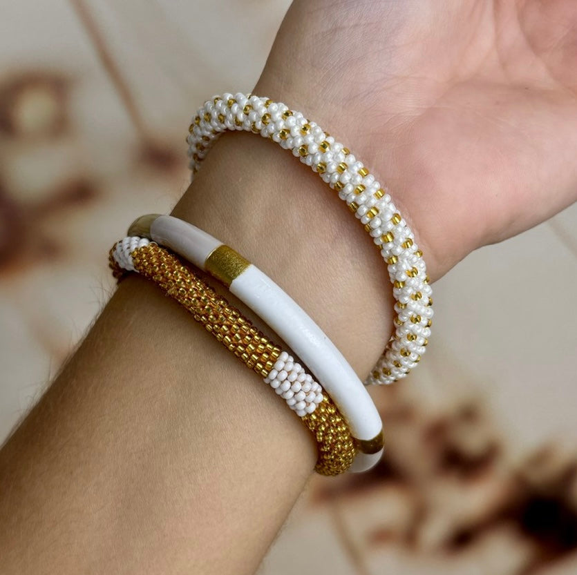 Fair Trade hergestelltes Glasperlen Armband mit Miyuki Perlen! Handgearbeitet in Gold und weiß