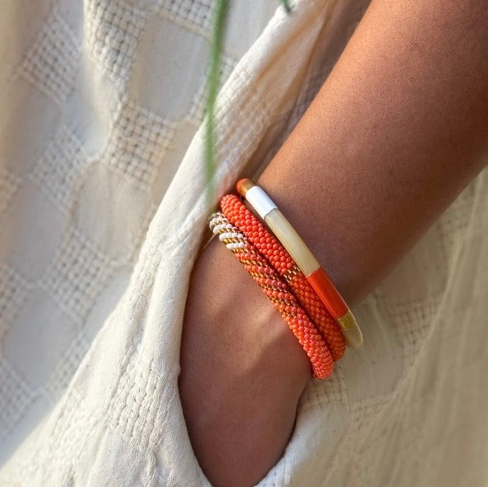 Handgefertigtes Gasperlen Armband aus Nepal mit Miyuki Perlen in corall, weiß und bronze.