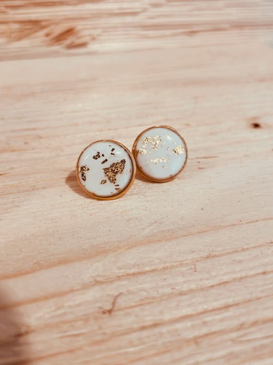 Edelstahl Ohrringe mit weißem Polymer Clay Stecker mit Blattgold