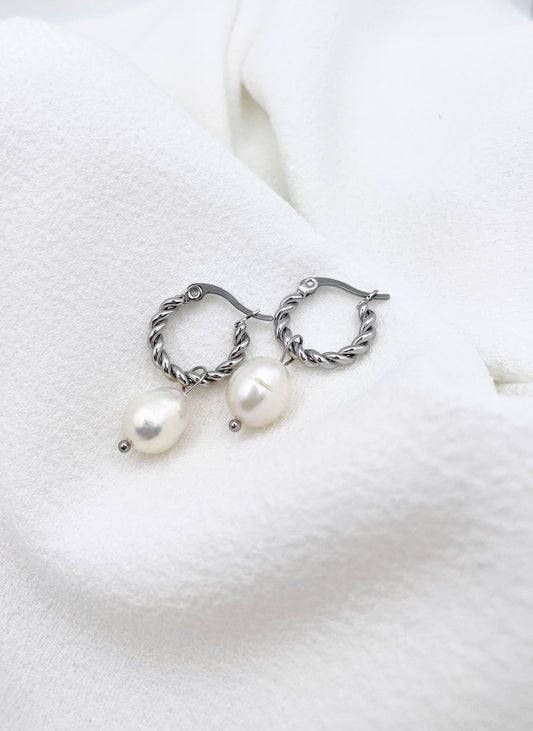 Gedrehte Creole mit Perle