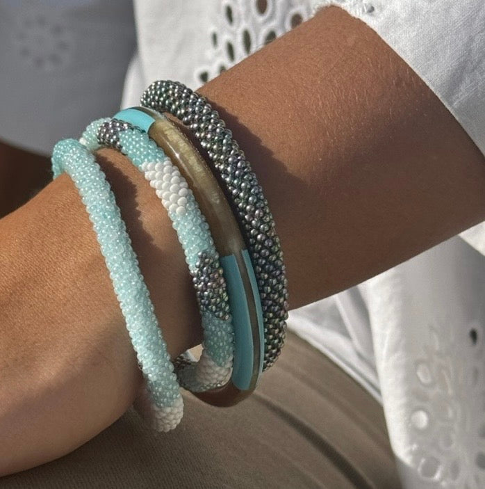 Glasperlen Armband hellblau meliert