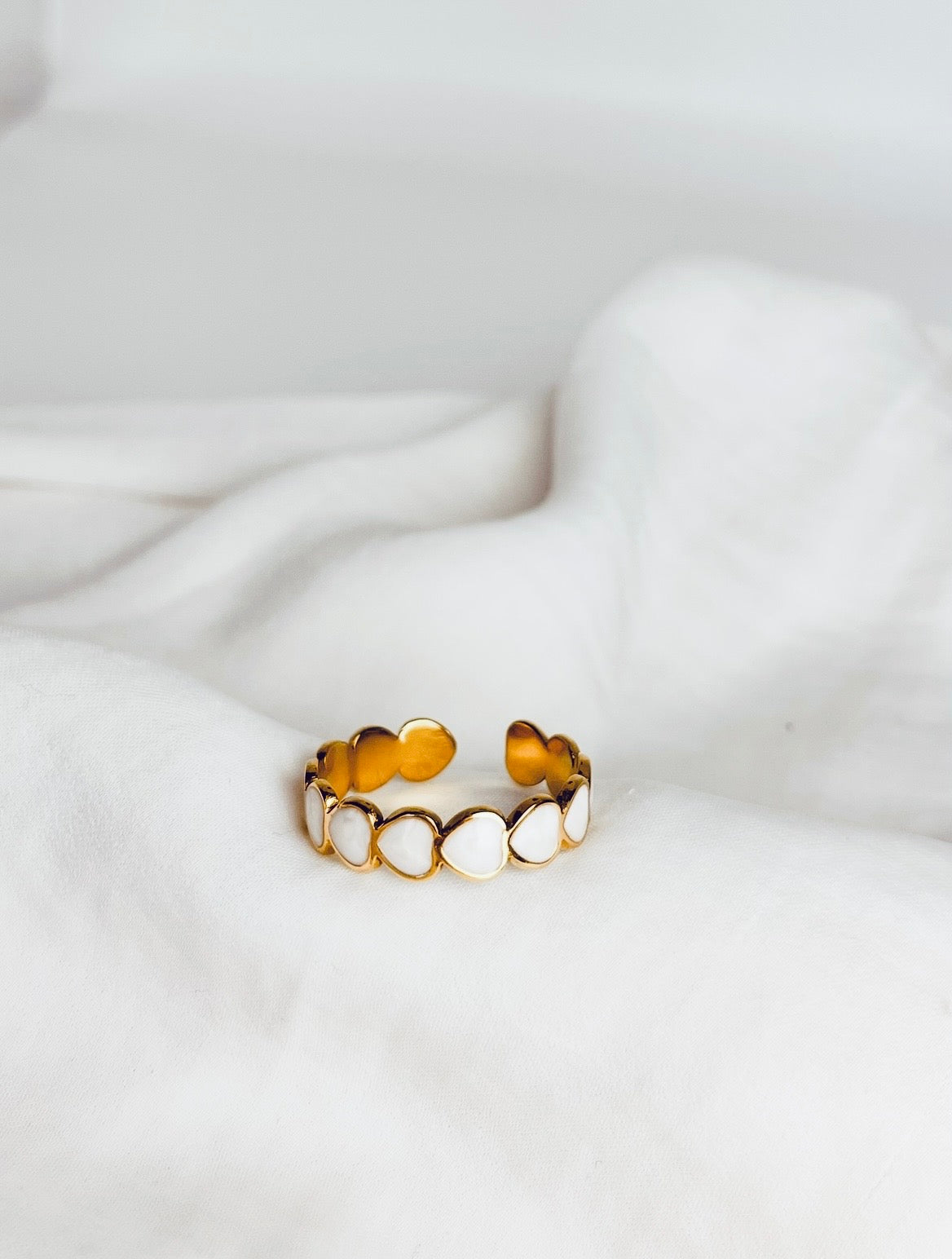 Goldring weiße Emaille Herzen