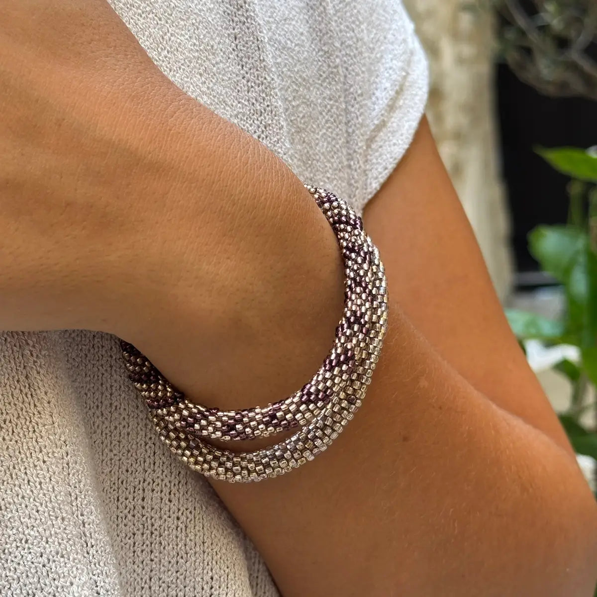 Metallic Silberfarbenes Glasperlenarmband ohne Verschluss – fair gefertigt in Nepal, Maison KIZO