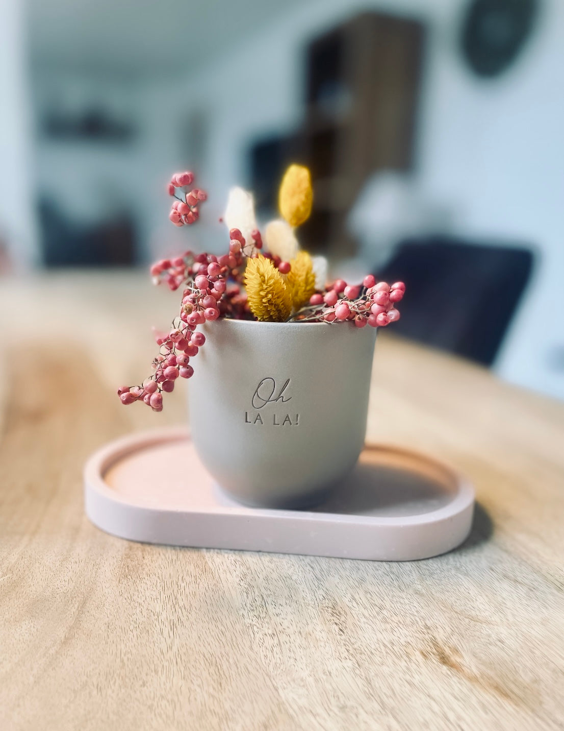 Handgemachter Keramik Becher von "Dear Benno" aus Steingut in der Farbe: greige -außen matt innen glänzend . Dazu die Aufschrift: "OH LA LA"