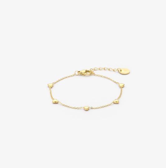 Filigranes Edelstahl Armband in Gold. Das Armband besteht aus einer feinen Gliederkette, an diese sind 5 kleine Mini Herzen angebracht sind