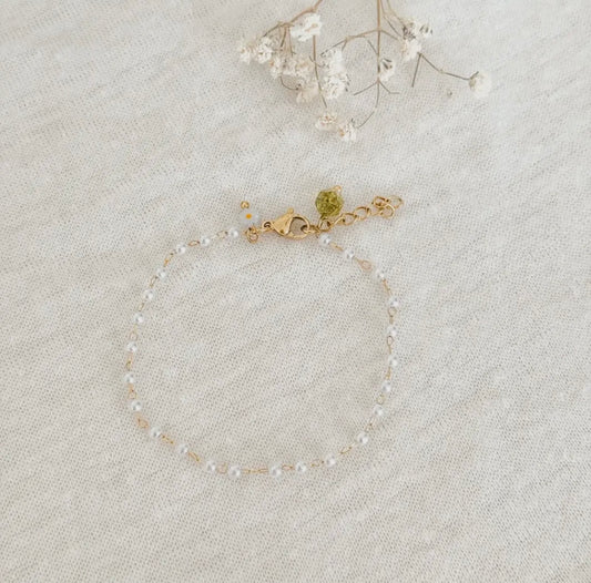 Perlchen Armband mit kleinen Perlen rundherum und Eselstahl Kettchen. Den Verschluss zieren zwei Steine. Ein facettierter Peridot-Stein und ein kleines Gänseblümchen-Perlchen