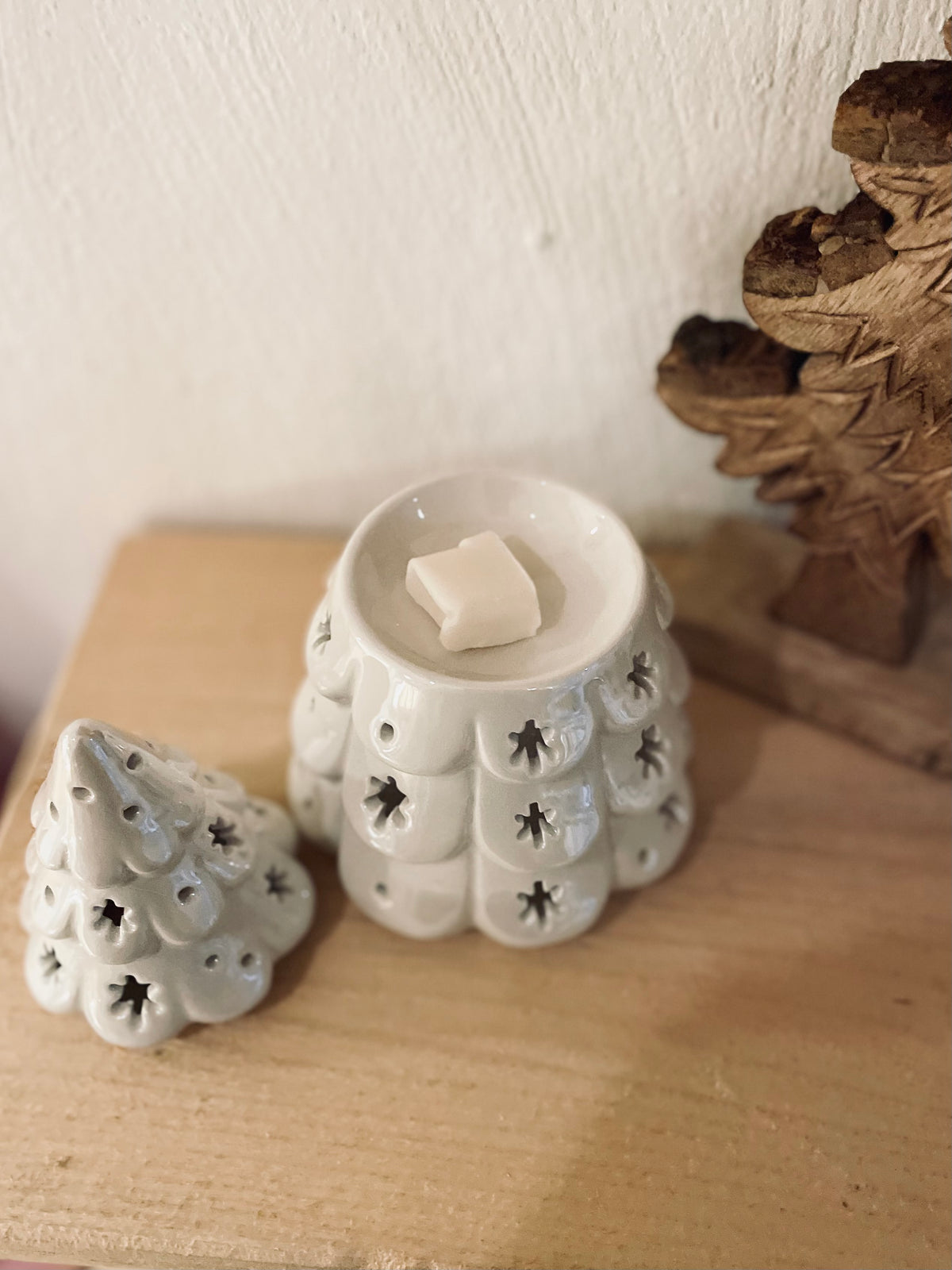 Duftlampe „Forest White” mit abgenommener Tannenbaumspitze und Duftmwachs in der Brennschale.