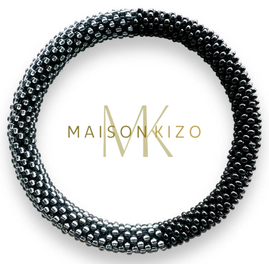 Fair Trade hergestelltes Glasperlen Armband mit Miyuki Perlen. In Handgearbeitet in elegantem Anthrazit-Silber und Schwarz