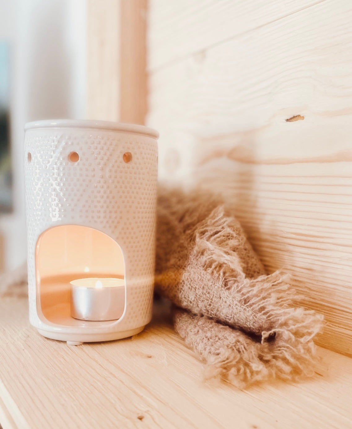Weiße Duftlampe aus Keramik im Boho Stil.