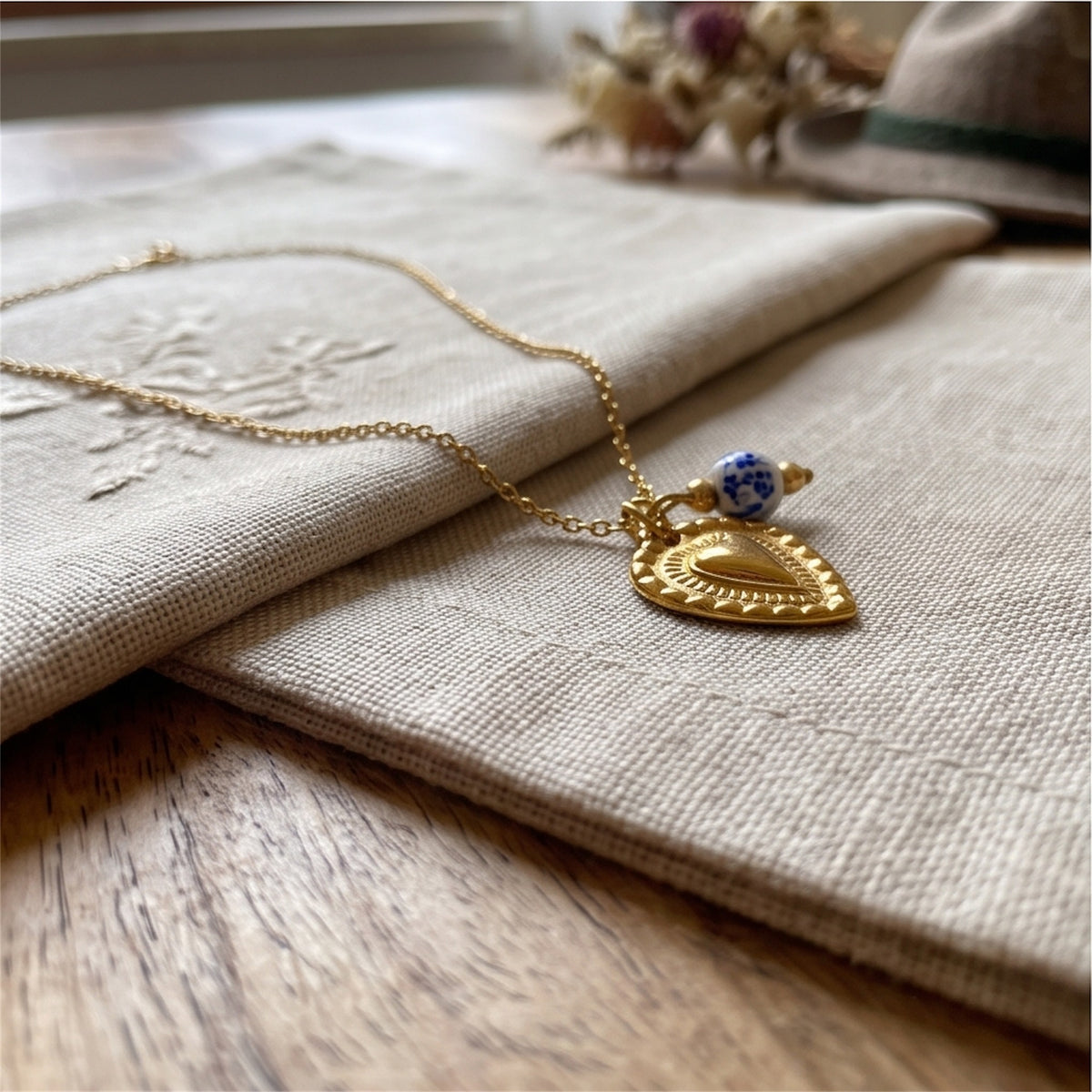 Feine Dirndlkette mit Trachtenherz & Blumenperle