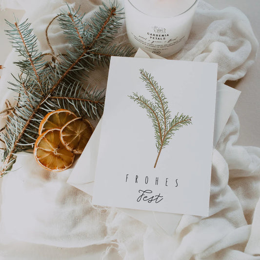 Postkarte "Frohes Fest" mit Tannenzweig Illustration von Tilda & Theo im A6 Format. Auf hochwertiges Naturpapier gedruckt.