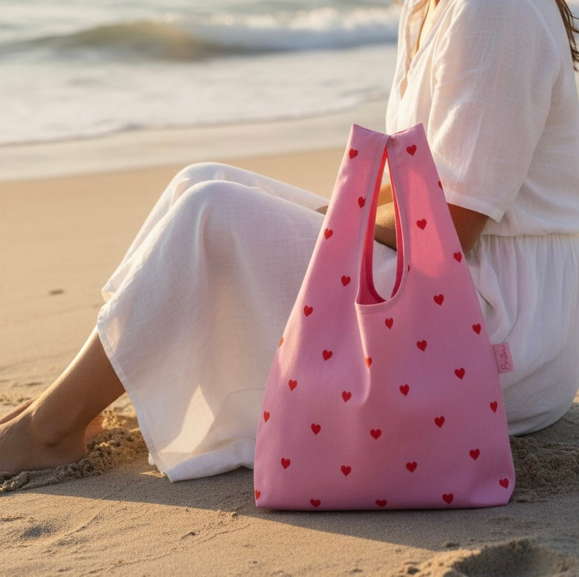 Faltbarer wasserabweisender Shopper in rosa mit roten Herzen! Für Einkäufe oder als Strandtasche verwendbar. Praktisch mit Aufbewahrungs Beutel. 