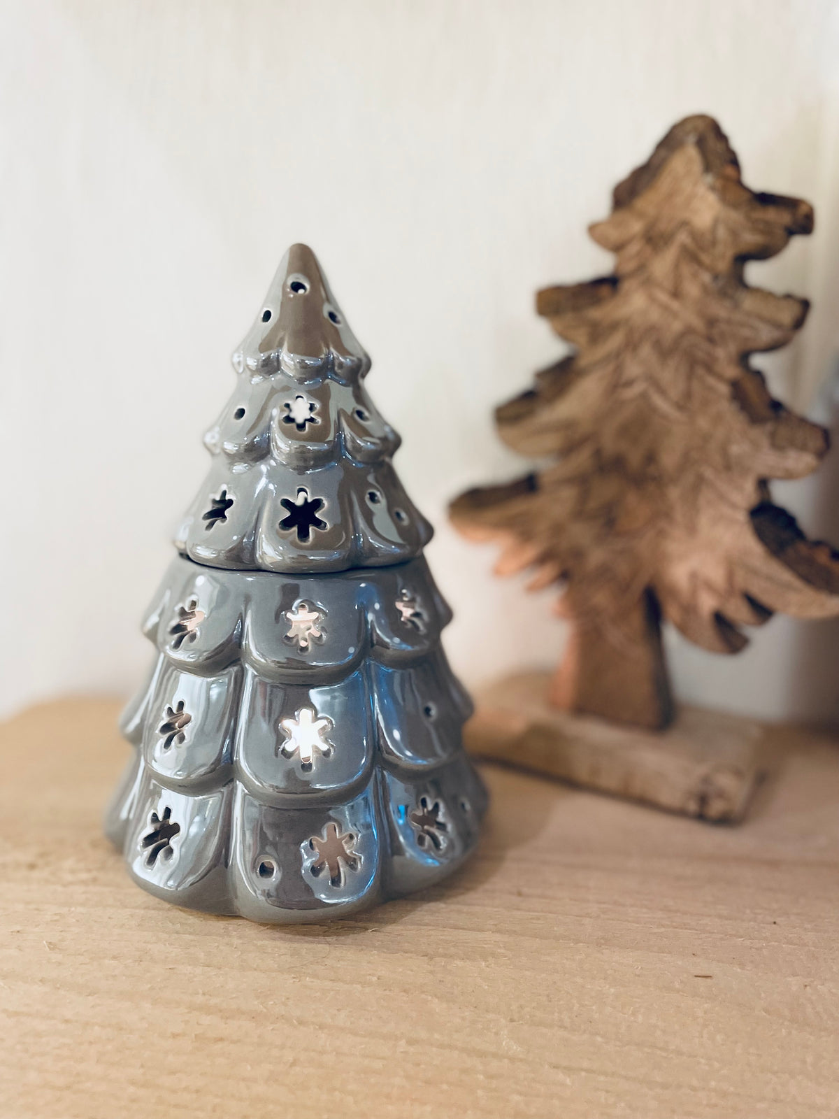 Duftlampe „Forest Silber” in Tannenbaum-Form mit silbrig schimmernder, irisierender Glasur, zweiteilig mit abnehmbarer Spitze