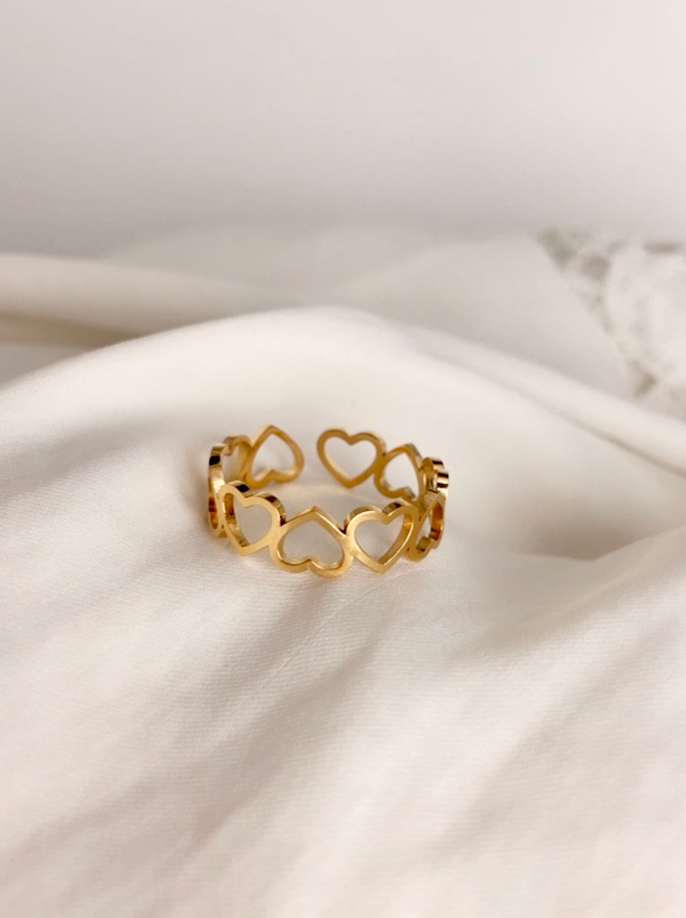 Ring aneinandergereihte Herzen