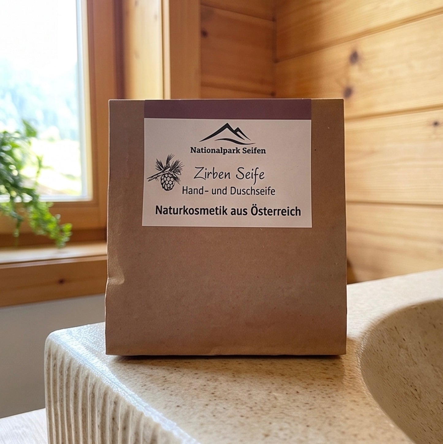 Naturseife Zirbe im natürlichen Papierbeutel aus der Seifenwerkstatt Nationalpark Hohe Tauern