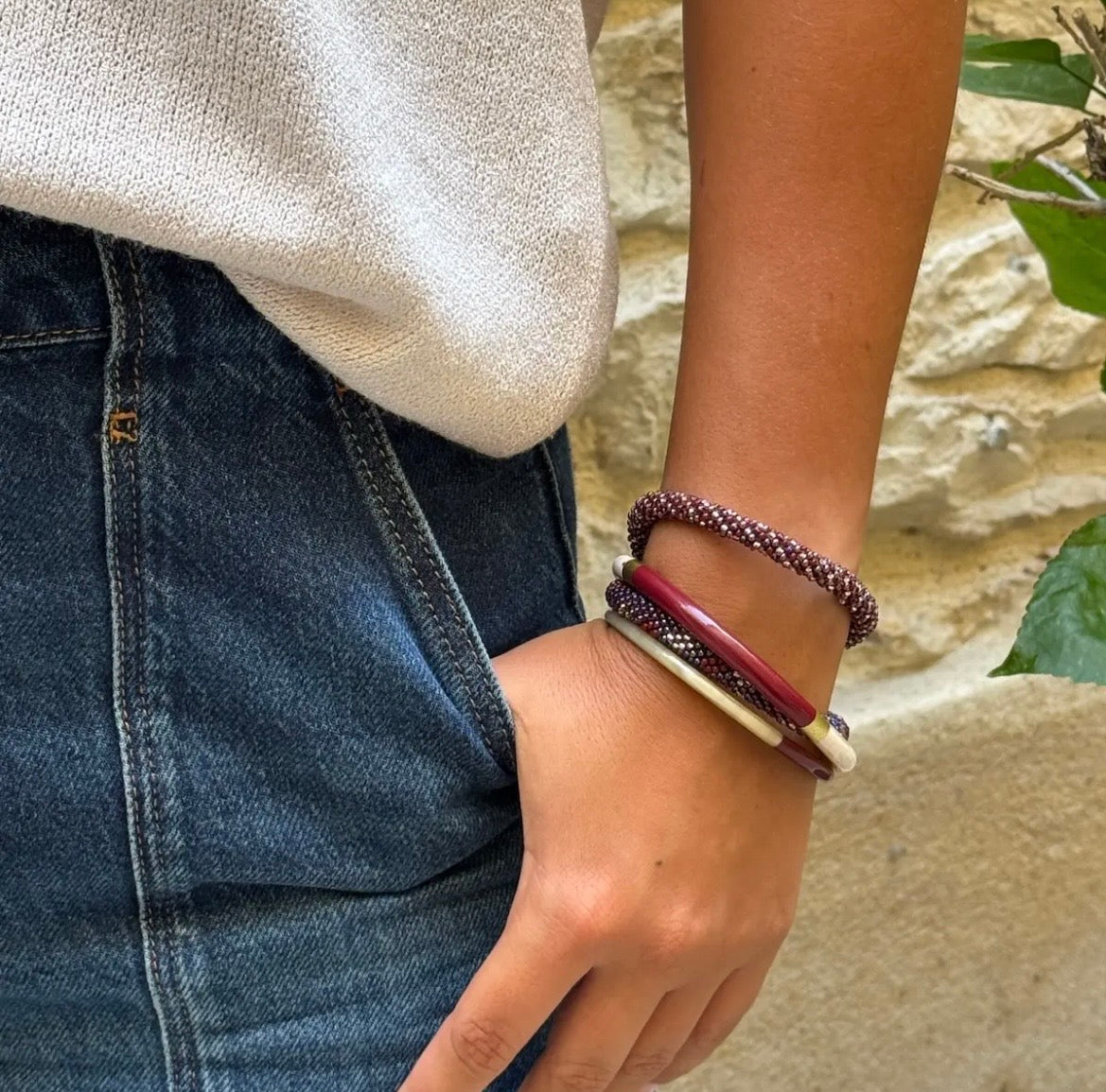 Handgefertigtes Boho-Perlenarmband ohne Verschluss am Handgelenk getragen