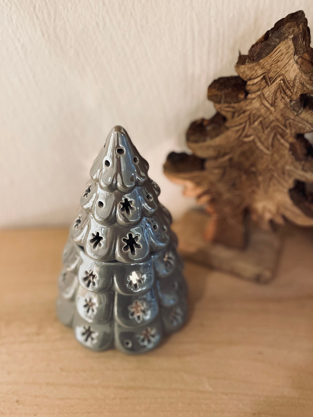 Nahaufnahme der glasierten Oberfläche der silbernen Tannen-Duftlampe mit feinem, irisierendem Schimmer