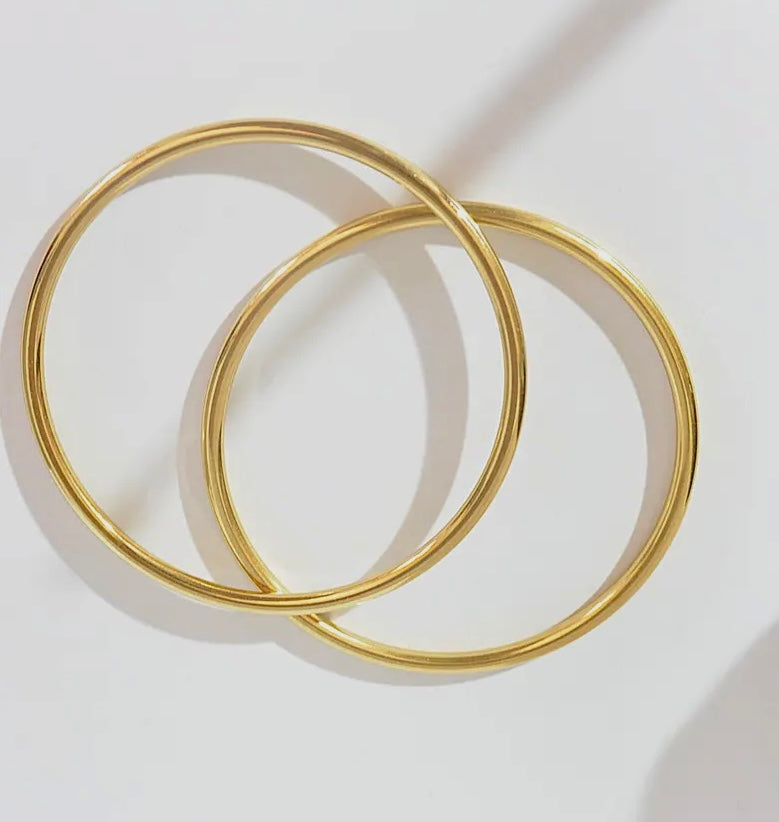 Goldener Edelstahl Armreif in glänzend poliert. 