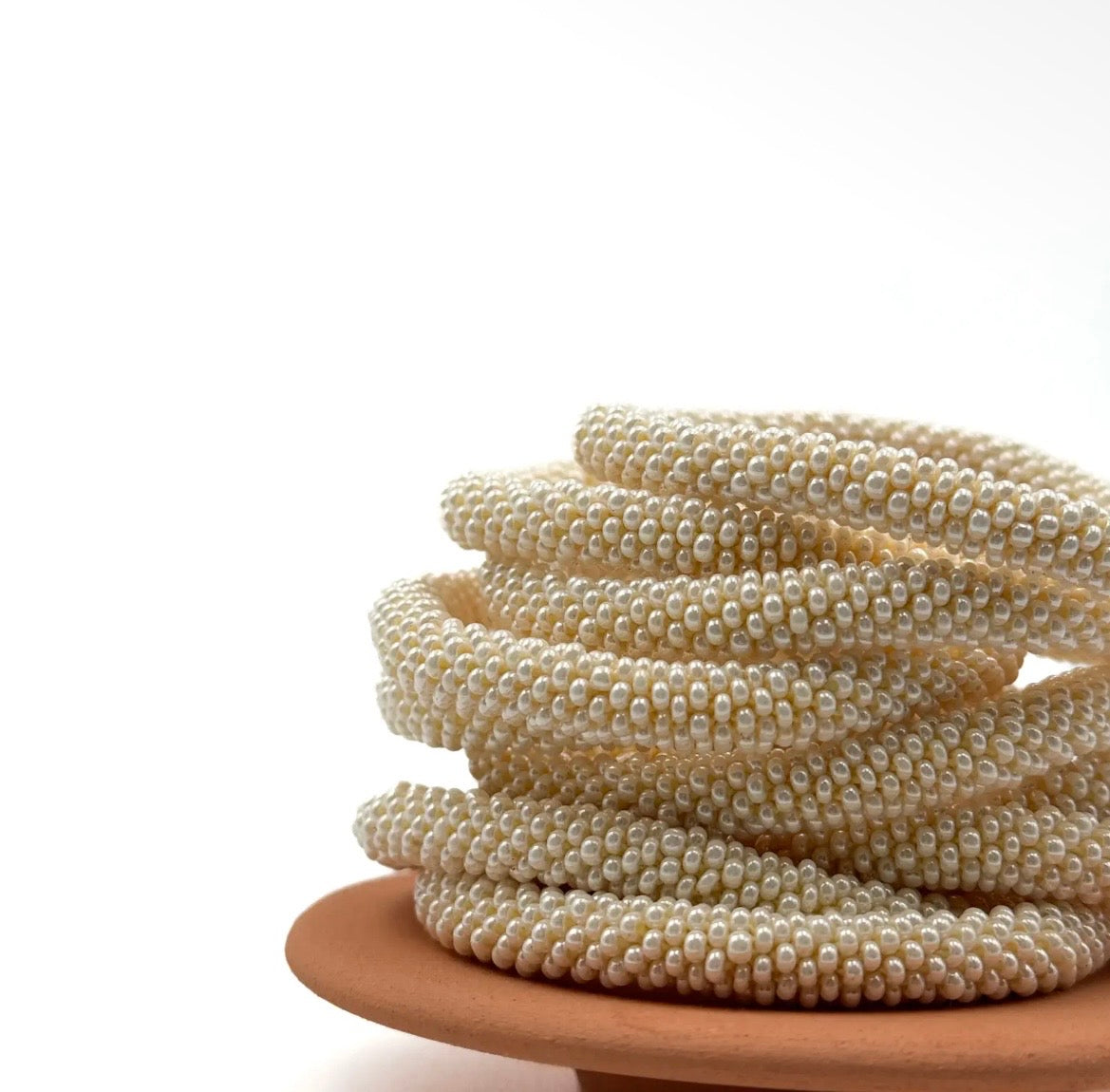Elfenbeinfarbenes Glasperlenarmband, Detailansicht