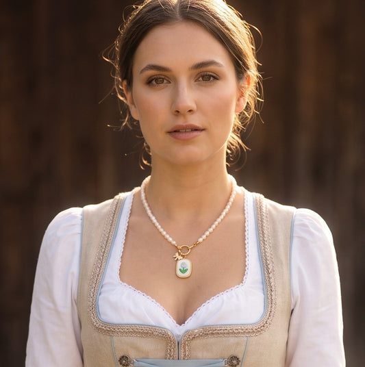 Dirndl Perlenkette Oktoberfest mit ovalen Perlen und Vergissmeinnicht-Anhänger, Limited Edition