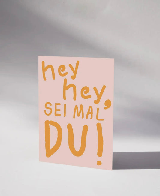 Lass dich verzaubern von den liebevoll gestalteten Postkarten auf hochwertiges Naturpapier und 100 % Recyclingpapier. Hier erhältst du natürliche Postkarten kreiert und designed in Deutschland. Aufschrift " Hey Hey lass mal Du sein!"