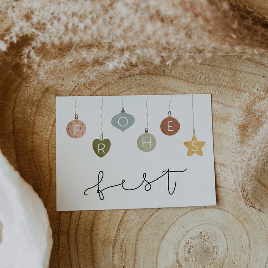 Postkarte "Frohes Fest" mit Christbaumkugel Illustration von Tilda & Theo im A6 Format. Auf hochwertiges Naturpapier gedruckt.