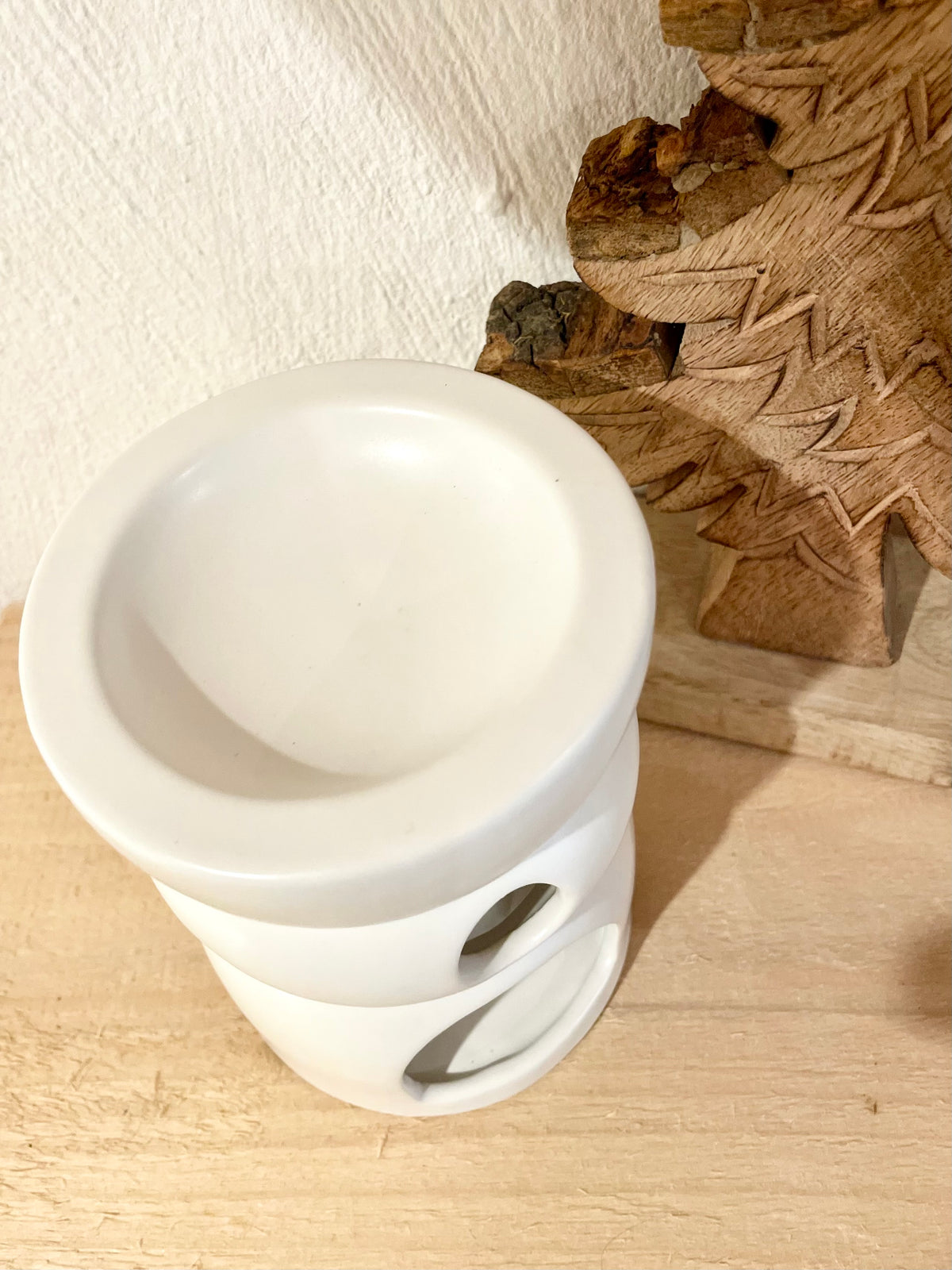 Detailansicht der Duftlampe Hoop mit beschichteter Schale, in der sich das Duftwachs leicht lösen lässt