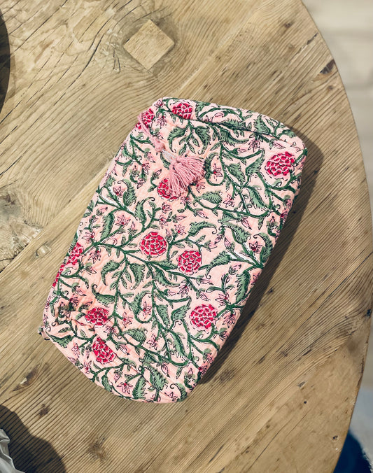 Praktische zart rosa Kulturtasche im Ripp-Design mit pinken Blumen und grünen Ranken. Innen mit einem wasserfesten Bezug und zwei kleinen Fächern!