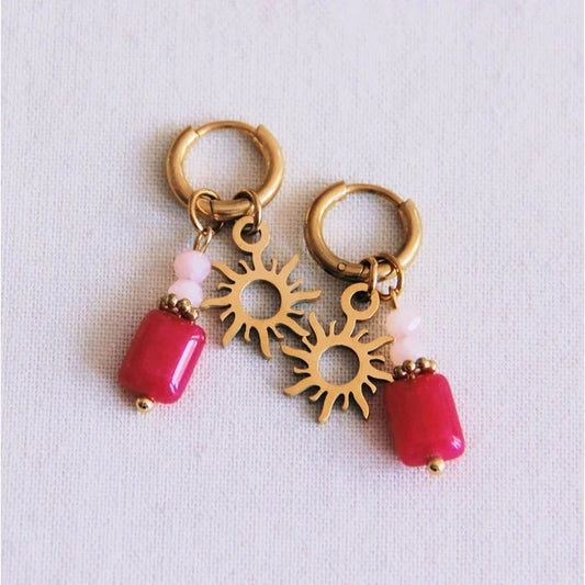 Goldene Edelstahl Creole mit Anhänger bestehend aus einer Edelstahl Sonne und Rosa/Fuchsia Perlen. 