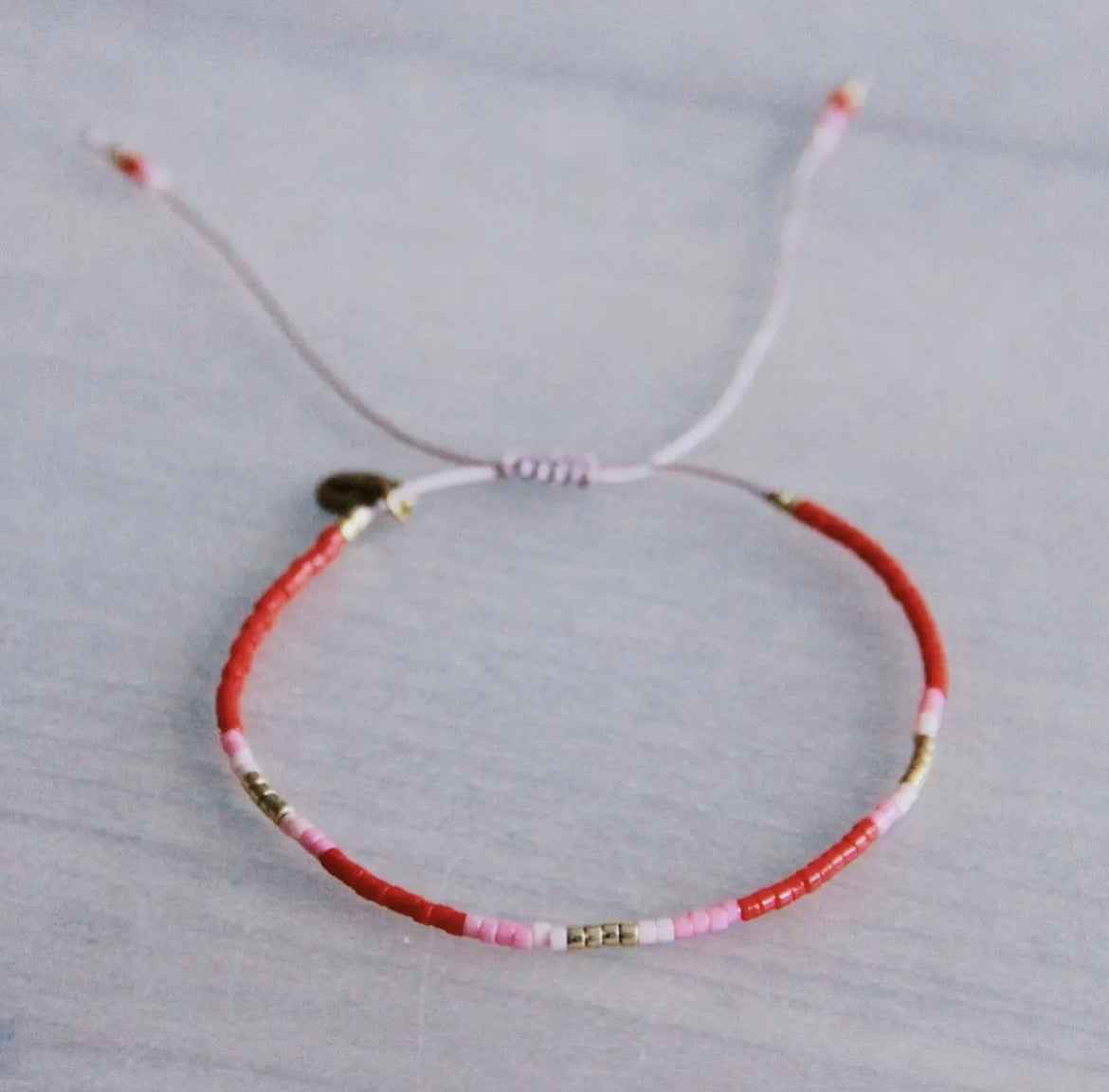 Tolles Armband mit Miyuki Perlen in Rot, Nude, Rosa & Gold. Größen verstellbar durch Schiebeknoten.