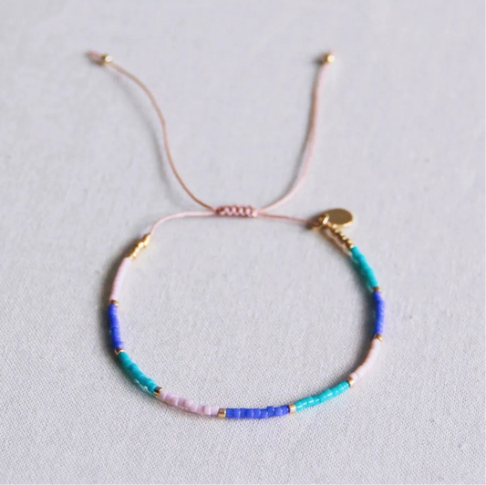 Colour Blocking mit diesem tollen farbenfrohen Perlen Armband in lila/mint. Durch den Schiebeknoten ist es variabel verstellbar. Armband mit Miyuki Glasperlen